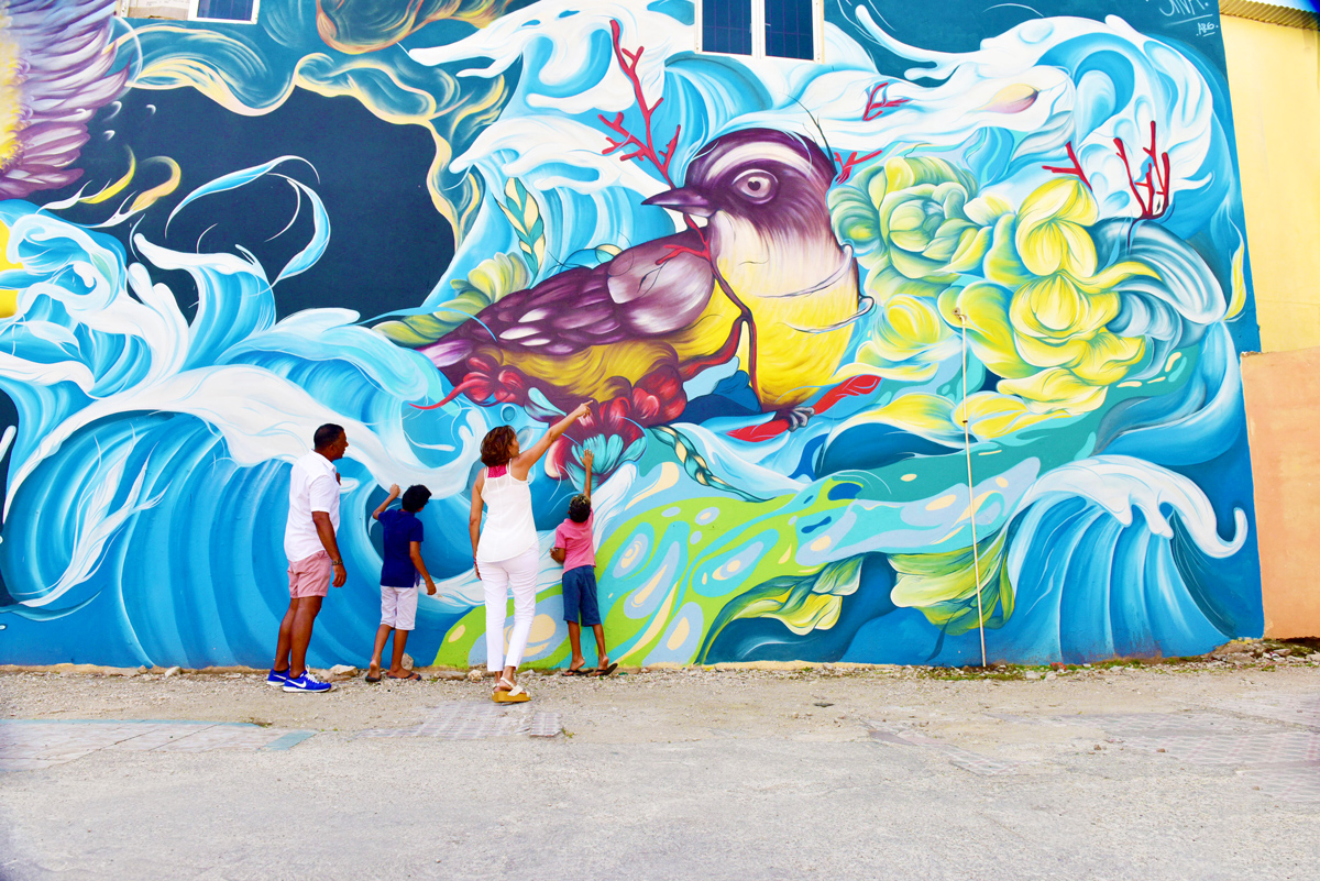 Family sightseeing the murals at San Nicolas in Aruba